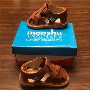 NWT Mooshu brown leather squeaker sandal 3 infant